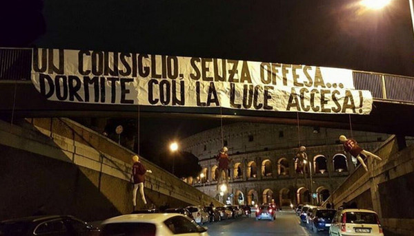 Roma, manichini De Rossi, Nainggolan e Salah impiccati: "Dormite con la luce accesa"
