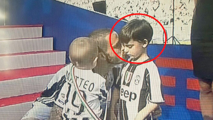 Juventus festeggia, il figlio di Bonucci piange: lui tifa Toro, gli fanno mettere maglia bianconera