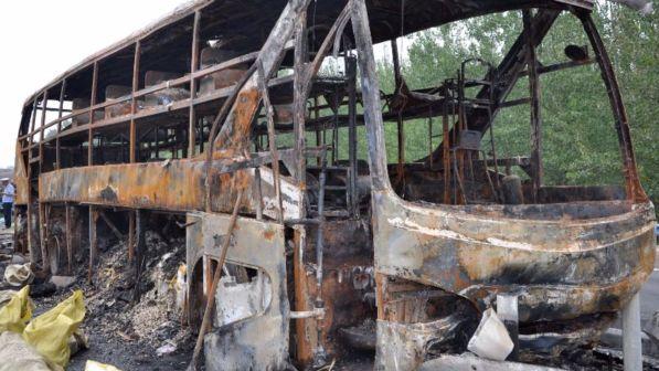 Cina, scontro tra autobus e camion: 12 morti e decine di feriti