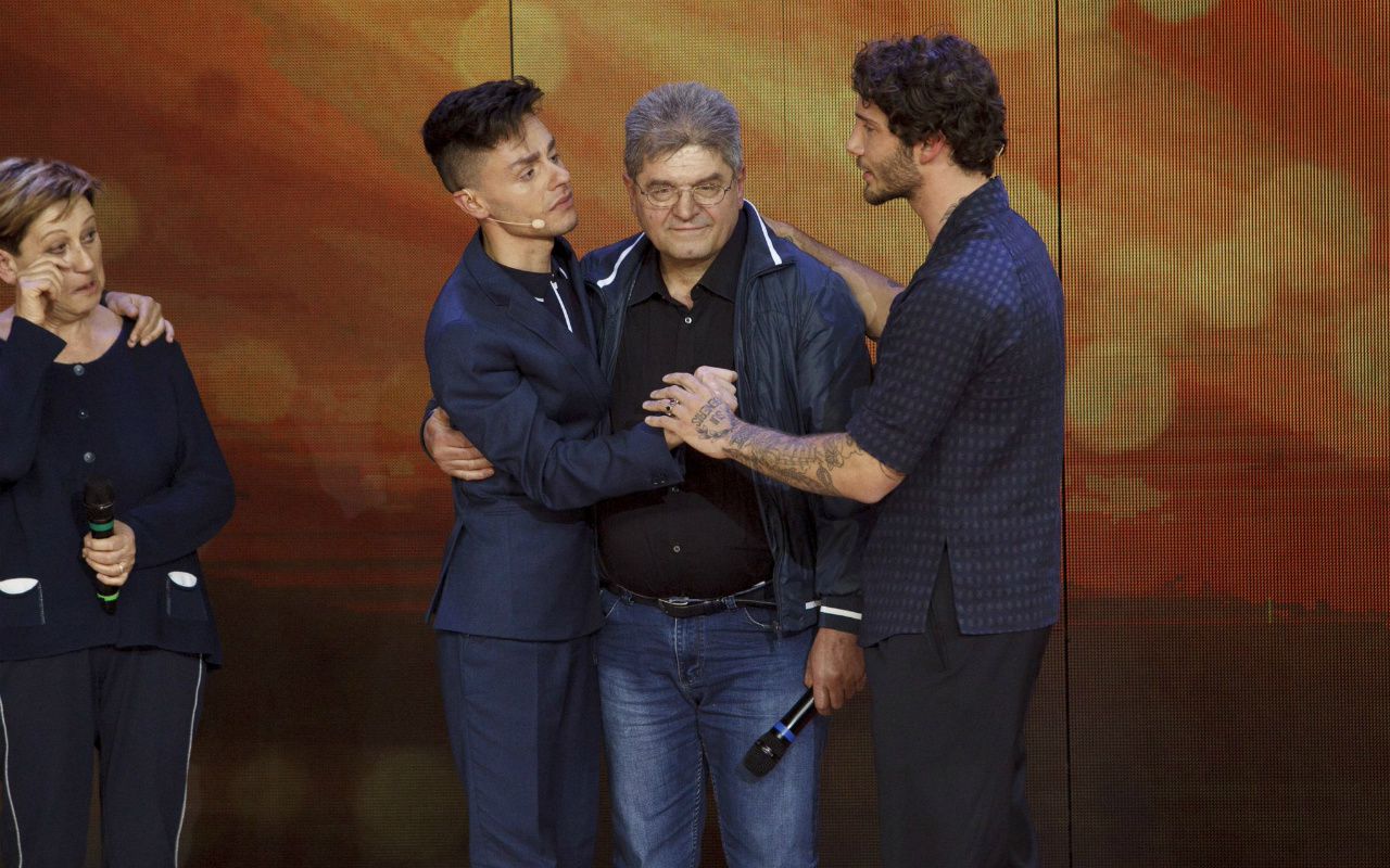 Selfie, Stefano De Martino parla del figlio e mamma Belen si commuove