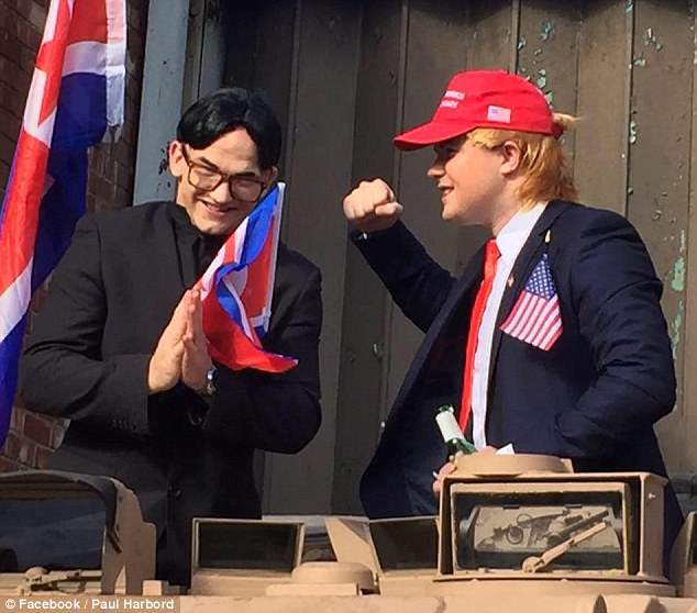 Donald Trump e Kim Jong Un sfilano insieme a Blackpool