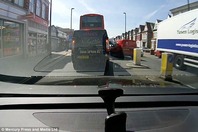 Furgone posta sorpassa sulla corsia opposta dashcam lo incastra