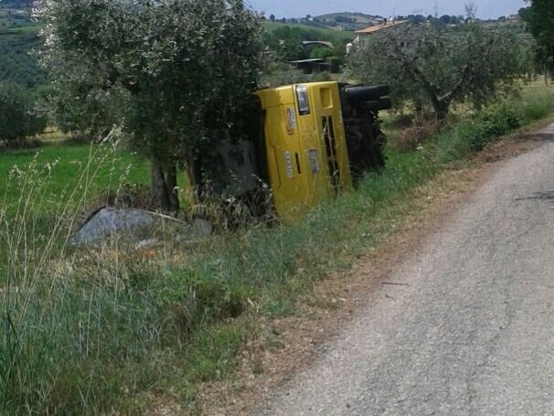 Corropoli, scuolabus si ribalta: feriti diversi bambini