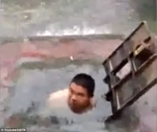 YOUTUBE Idraulico si immerge in strada nella buca piena d'acqua