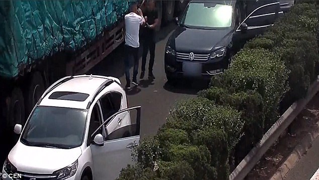 Ingorgo sull'autostrada, scatta rissa per noia