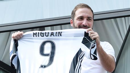 De Laurentiis: "Tifare Higuain? Devo assolutamente ma non è ultima partita"