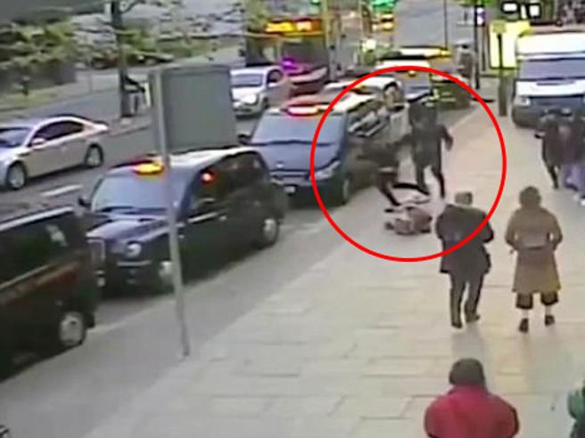 Knockout game a Manchester ragazza colpita in strada con un cazzotto