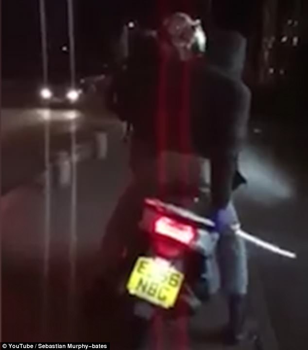 Londra aggrediscono ragazzo con spada da samurai, poi scappano con lo scooter