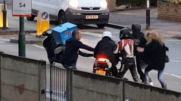 Londra, aggredito mentre cerca di evitare furto scooter