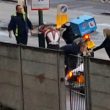 Londra, aggredito mentre cerca di evitare furto scooter