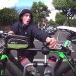 Londra, cerca di rubare bicicletta legata ad auto