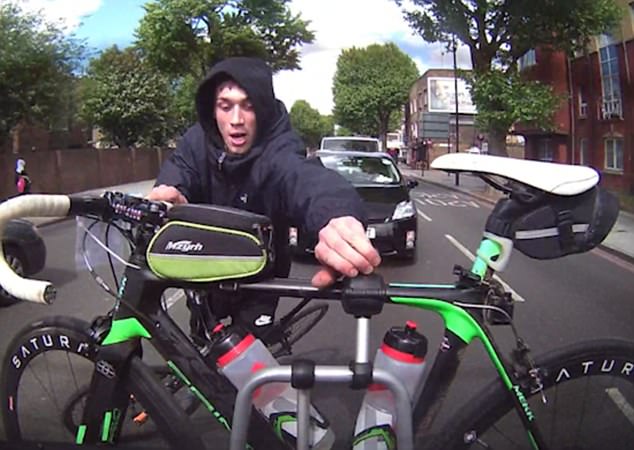 Londra, cerca di rubare bicicletta legata ad auto