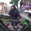 Londra, cerca di rubare bicicletta legata ad auto