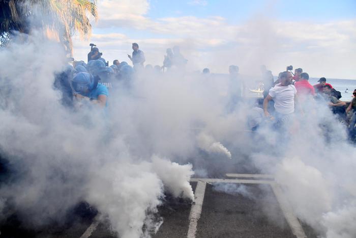 "No G7": scontri polizia antagonisti a Giardini Naxos