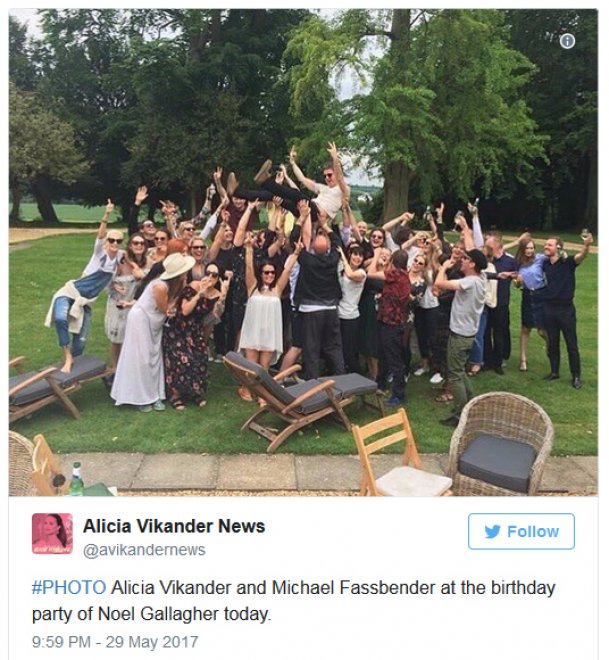 Noel Gallagher compie 50 anni festa stile Narcos