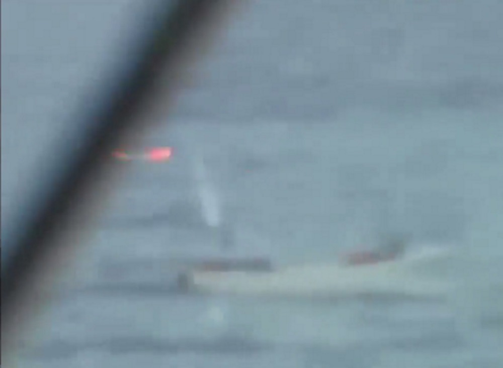 VIDEO Pirati assaltano nave e la marina Usa li mette in fuga: barca affonda, si tuffano in acqua