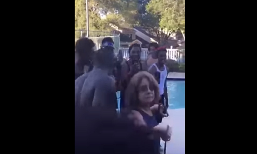 YOUTUBE Si lamenta per il rumore: scaraventata a terra e poi in piscina coi suoi cani