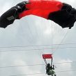 Paracadutista cade sui cavi dell'alta tensione