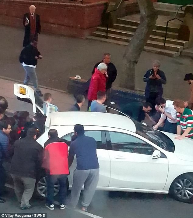 Passanti sollevano auto che ha appena investito un ragazzino di 7 anni