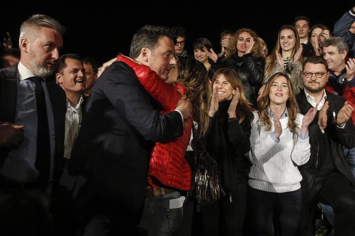 Primarie Pd, Renzi stravince superando il 70 per cento. Quasi due milioni al voto