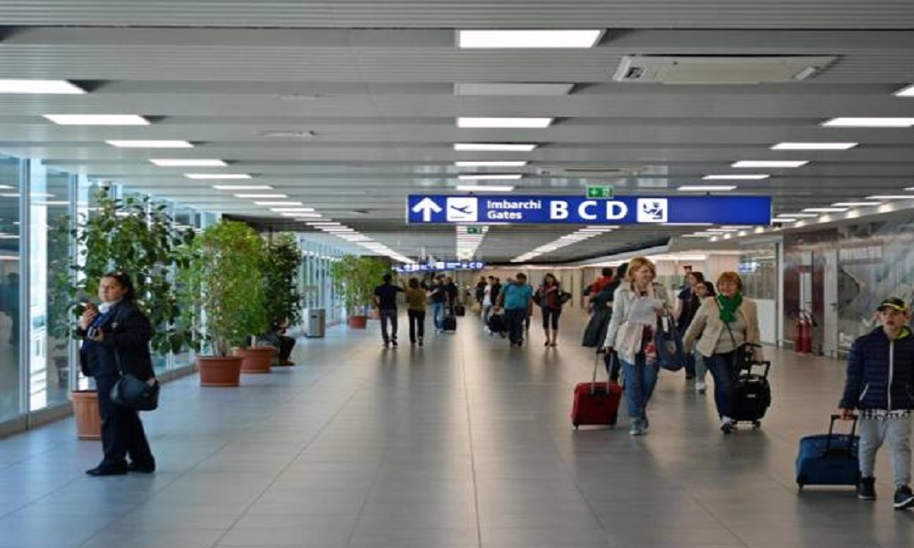 Da mercoledì scatta lo stop a Schengen. Enac: "Andare prima in aeroporto"