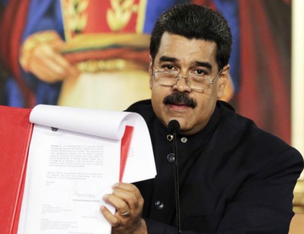 Venezuela, Maduro vuole cambiare la Costituzione. Opposizioni: "Golpe". Scontri nelle strade VIDEO