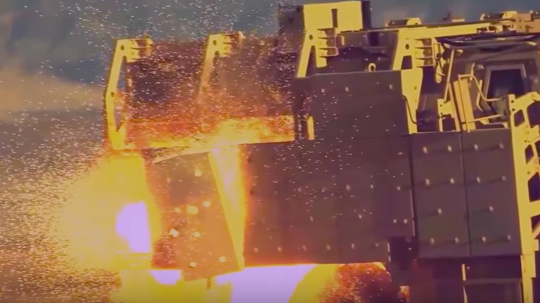 YOUTUBE Cannone a rotaie distrugge un blindato con proiettili a 7.200 km/h
