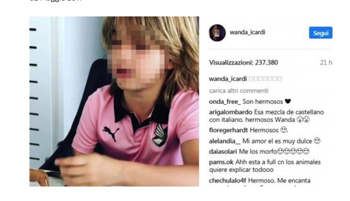 Wanda Nara, il figlio con la maglia del Palermo mentre gioca con sorelline