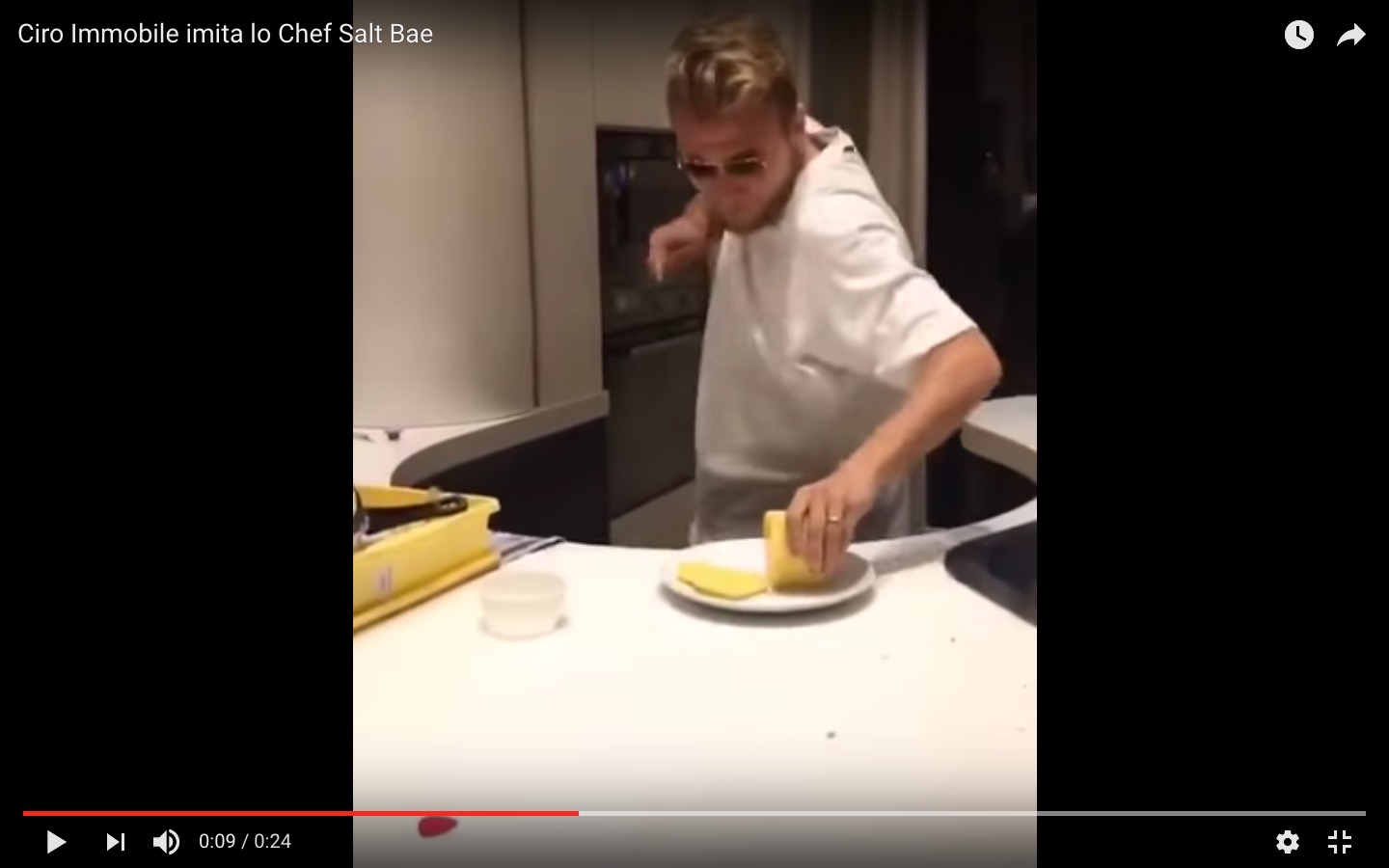YouTube, Ciro Immobile taglia ananas sulle note di "Despacito"