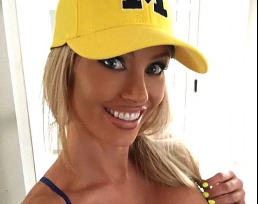 Elle Johnson, ex coniglietta di Playboy bloccata da Instagram: "Foto troppo osé"