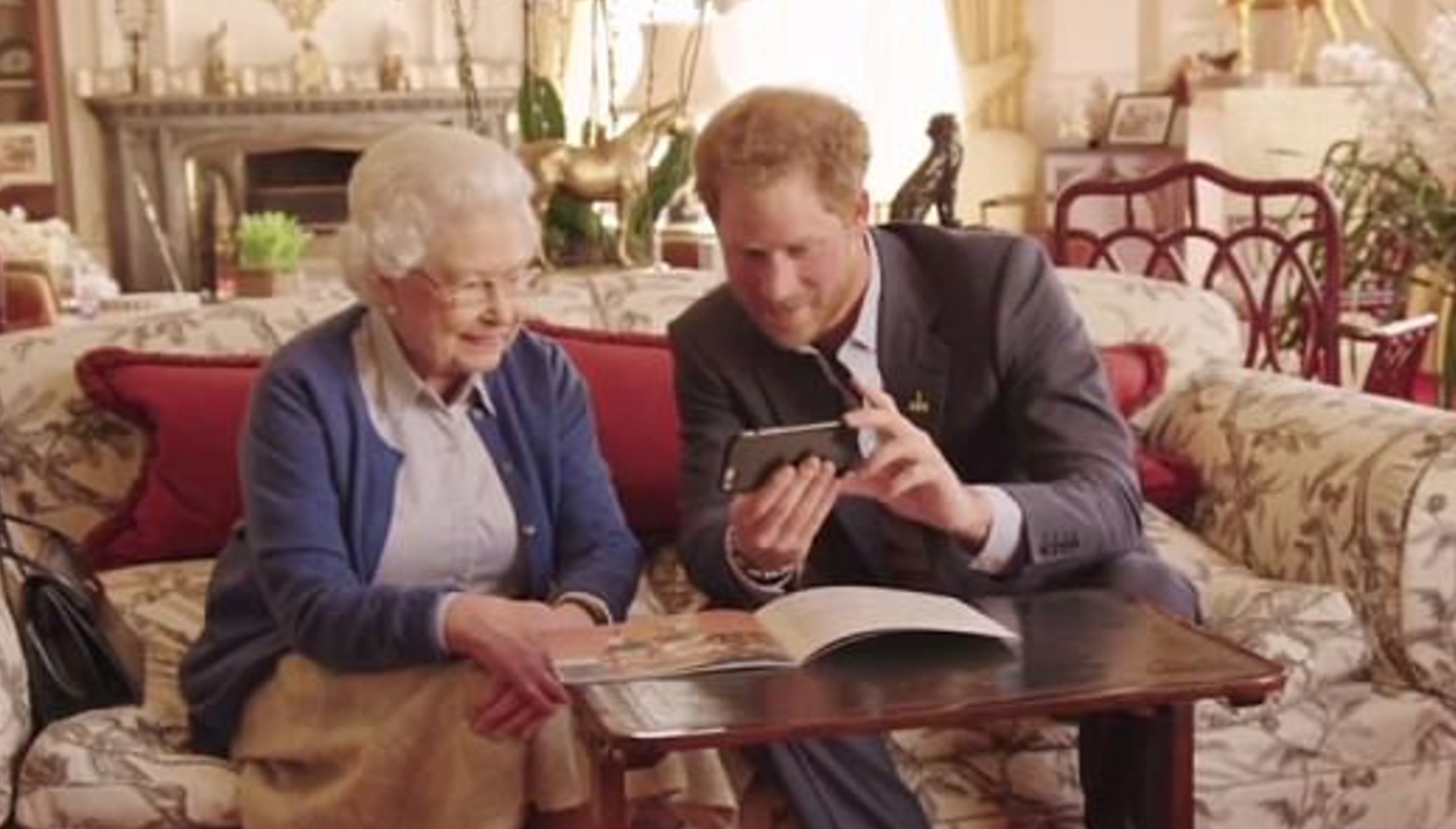 La regina Elisabetta su Facebook: ha un account personale segreto