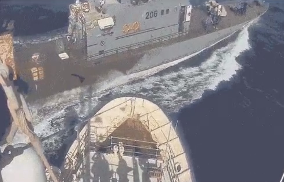 VIDEO Migranti, scontro sfiorato tra nave ong Sea Watch e Guardia costiera libica