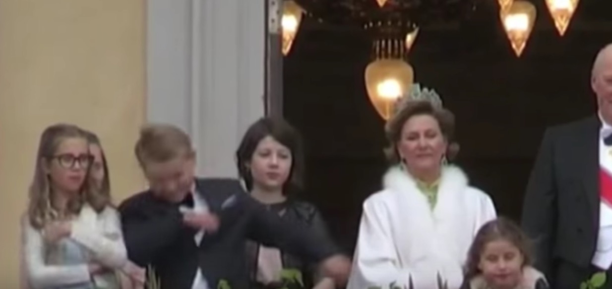 YOUTUBE Norvegia, il principino Sverre Magnus fa la dab dance al balcone reale