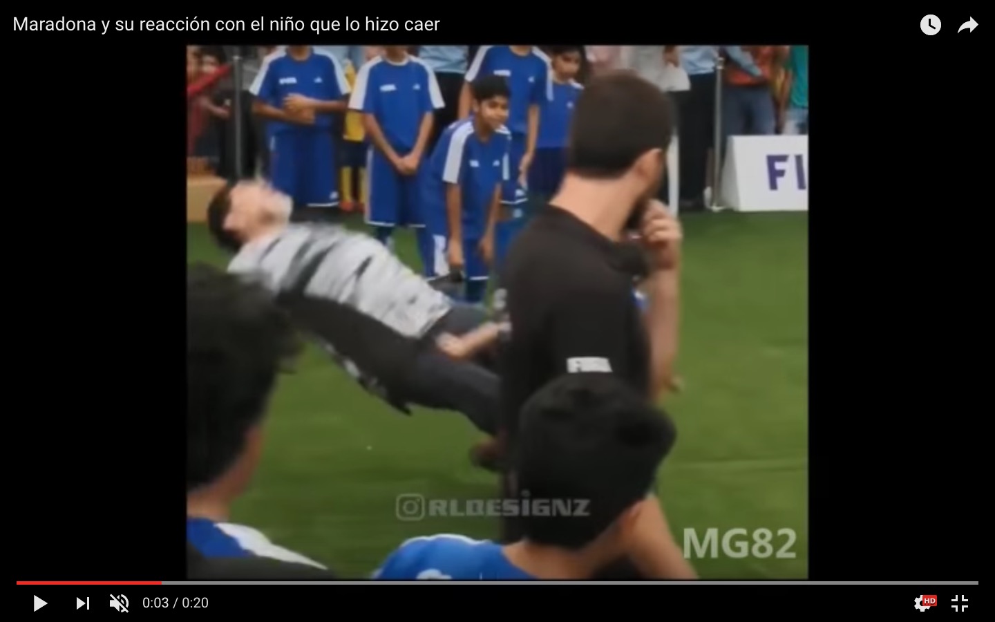 YouTube, Maradona steso da un bambino: non l'ha presa bene