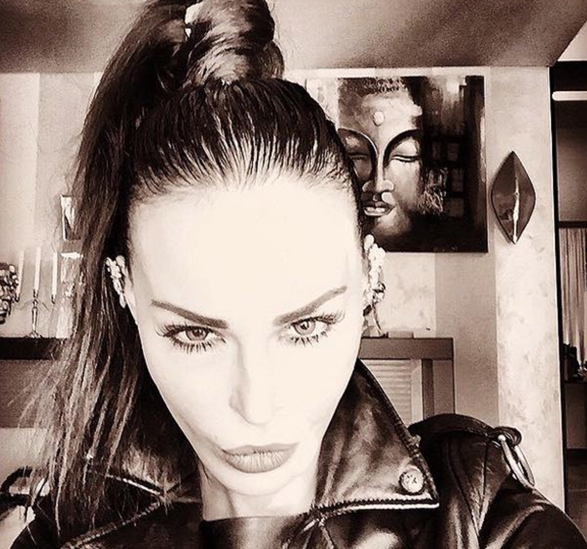 Nina Moric su Facebook alla Festa della mamma: "I bambini delle coppie gay oggi che fanno?"
