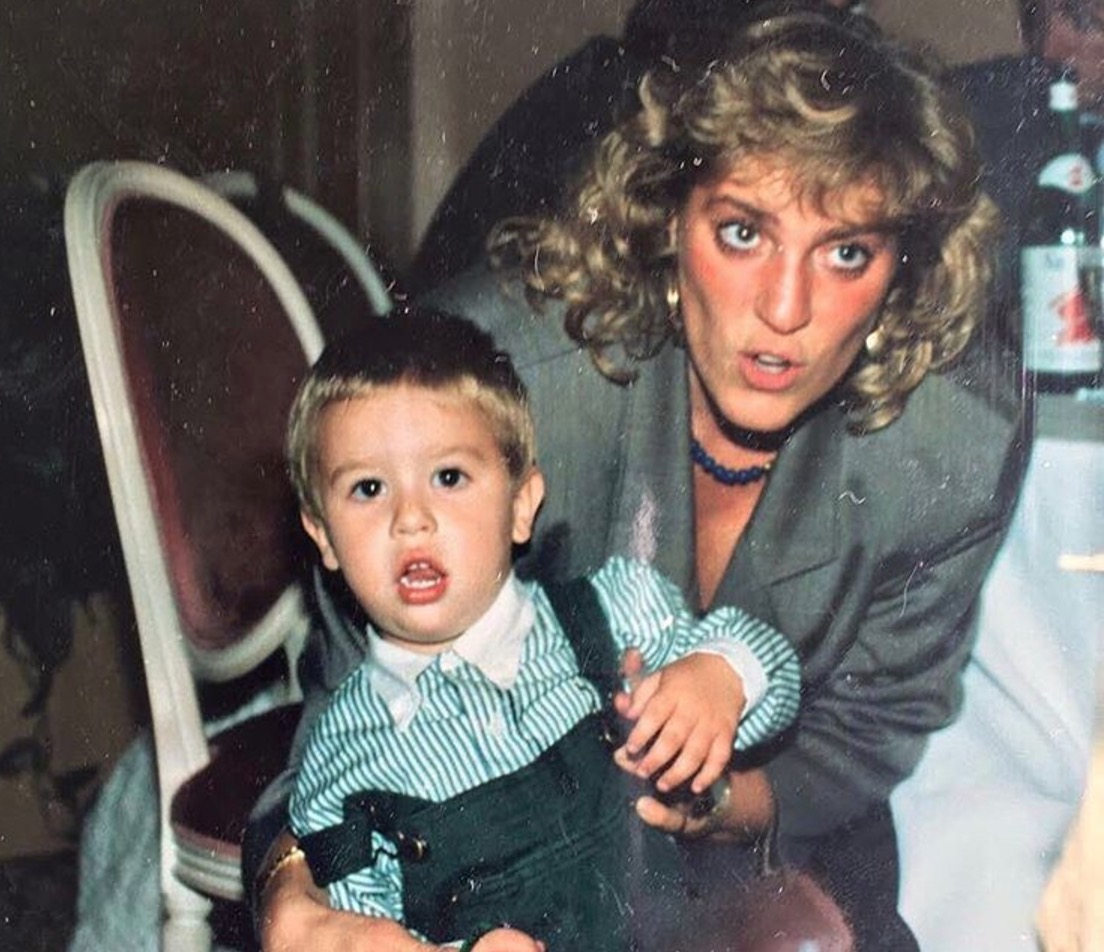 Fedez, foto della madre per la Festa della mamma. "Uguale a Lady Diana"