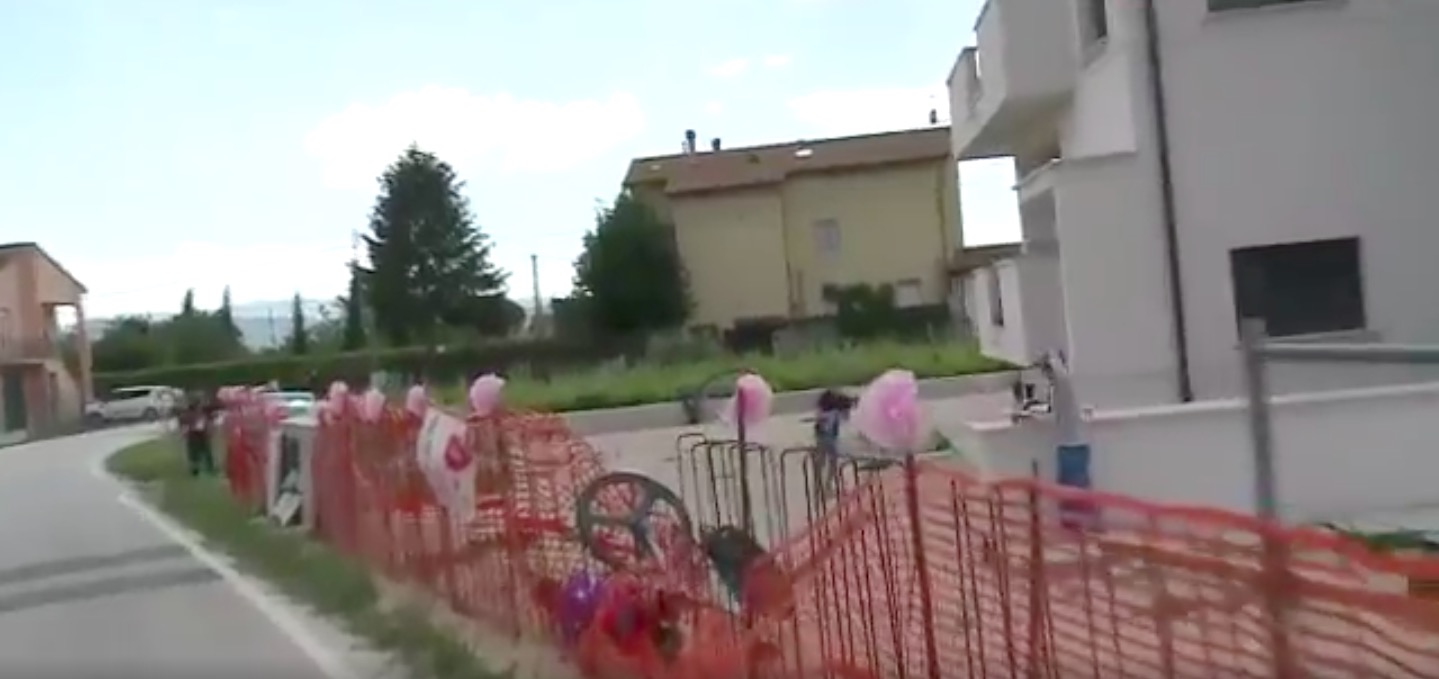 VIDEO - Giro, Brutt cade e finisce oltre le transenne di un cantiere