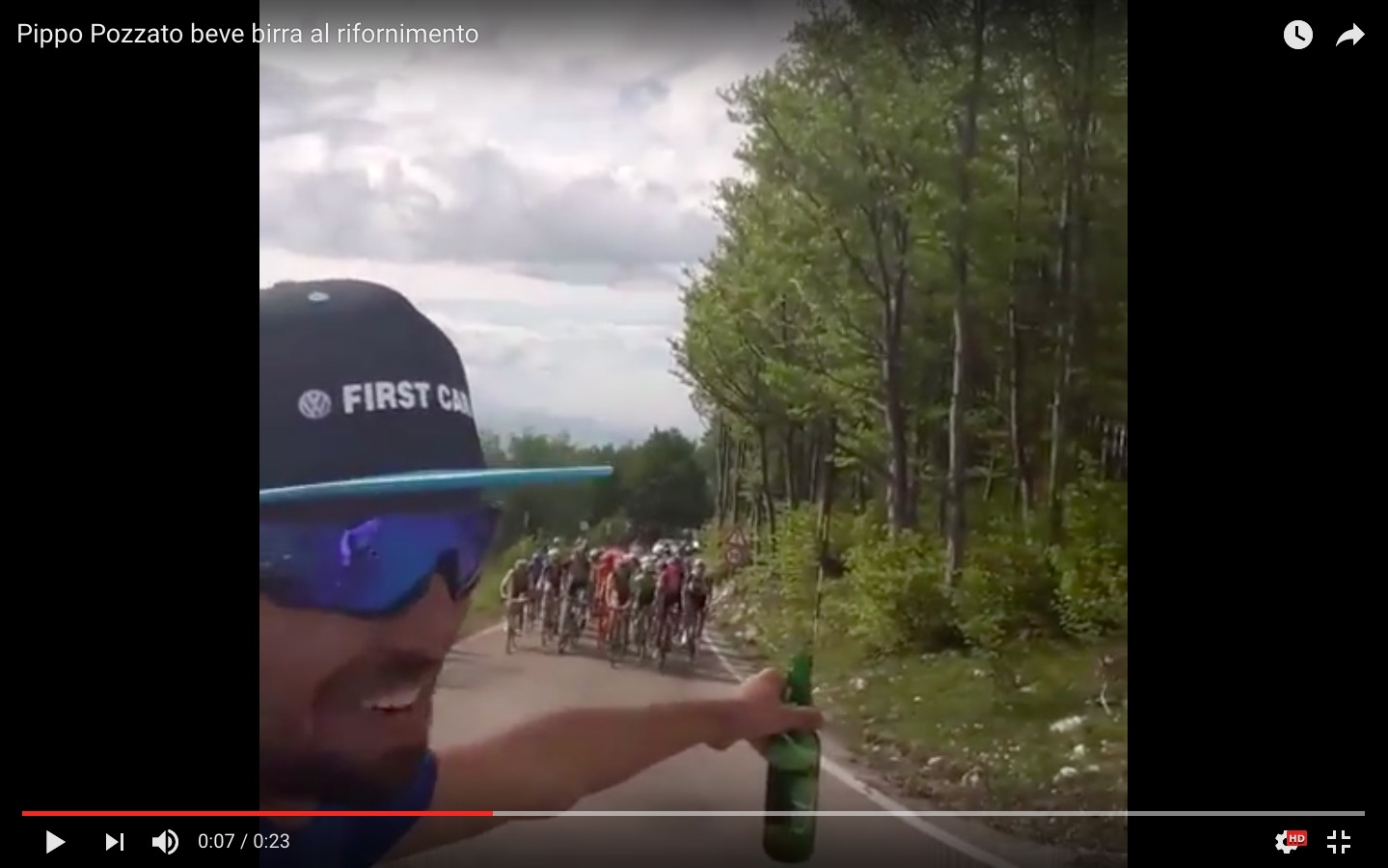 YouTube, Giro d'Italia: Filippo Pozzato beve birra offerta da tifoso