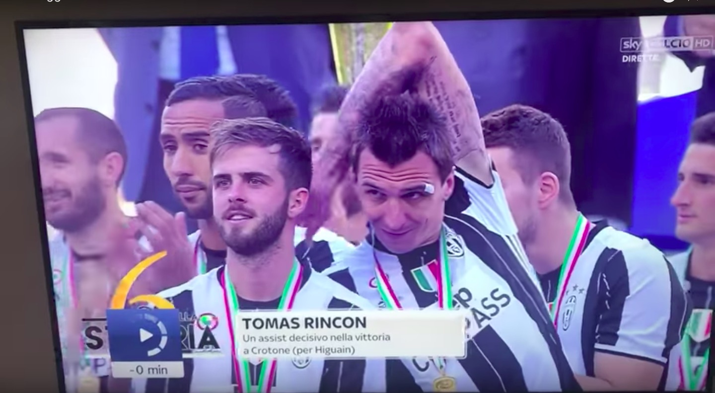 YouTube, Mandzukic 'schiaffo' a Pjanic dopo scudetto (VIDEO)