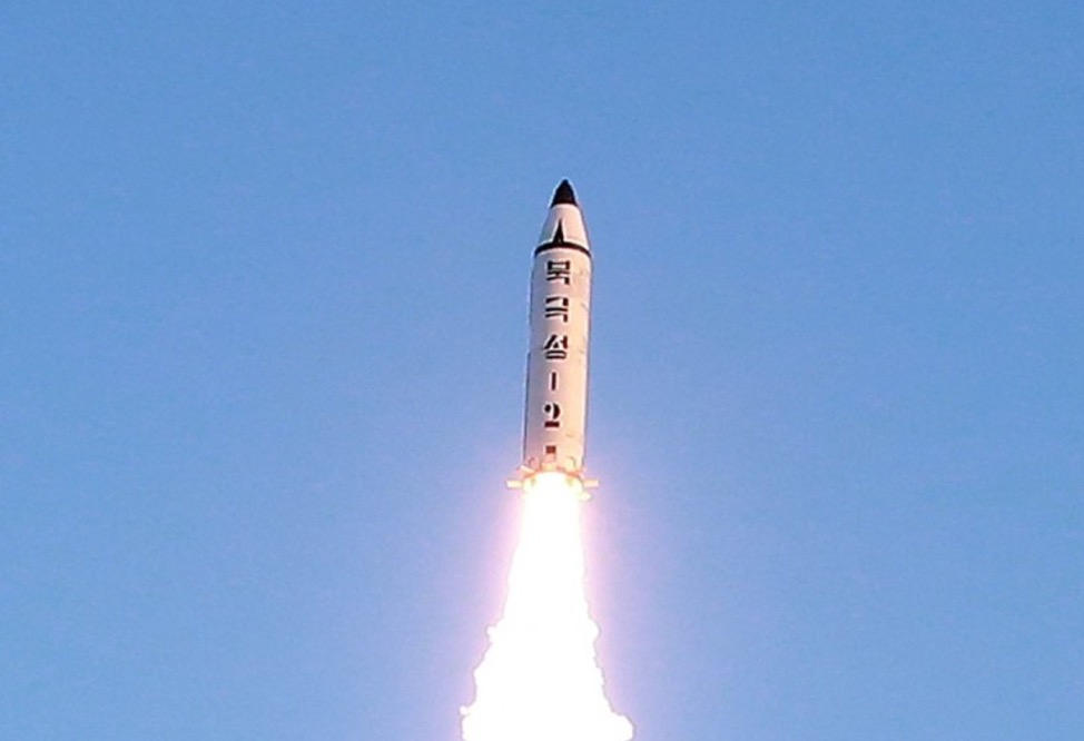 Corea del Nord, Kim Jong-un lancia la produzione di massa del missile Kn-15 a medio-lungo raggio