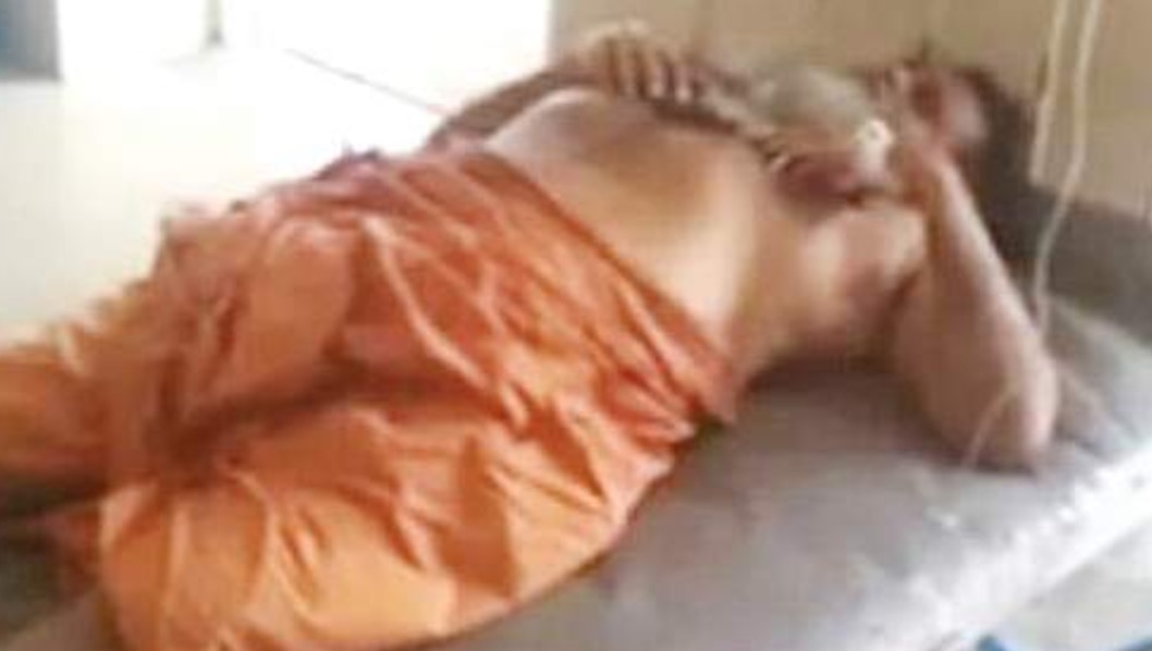 YOUTUBE India, taglia il pene al guru che tenta di violentarla