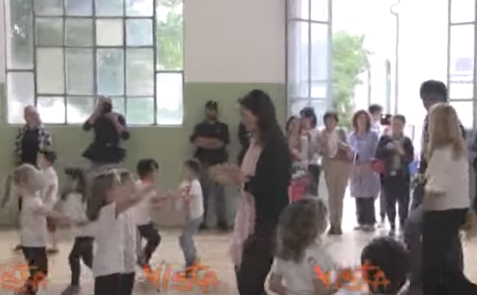 YOUTUBE Virginia Raggi balla con i bambini l'Inno russo versione rock