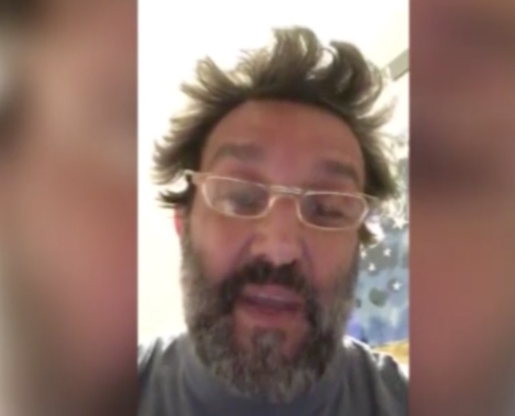 YOUTUBE Flavio Insinna accusa Striscia la Notizia: "Ecco perché ce l'hanno con me"