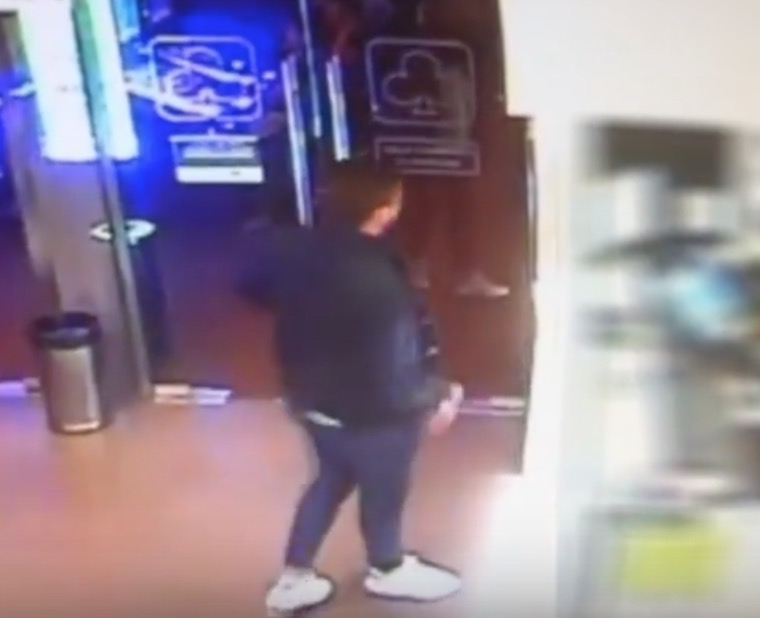 YOUTUBE Rivoli (Torino), gioca alle slot machine con carte di credito rubate. Arrestato