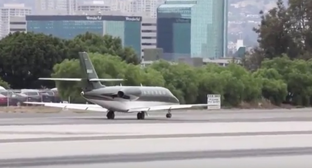 YOUTUBE Harrison Ford pilota non riesce a far decollare l'aereo