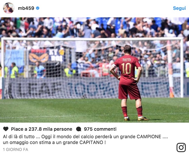 Mario Balotelli saluta Francesco Totti con foto del derby perso