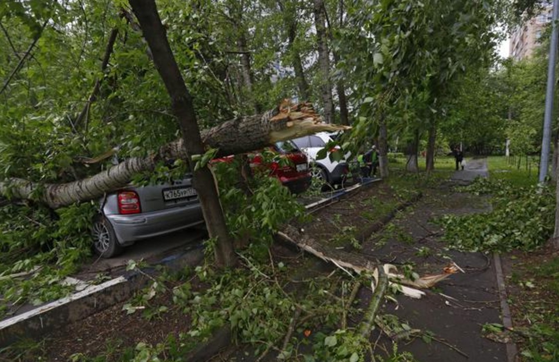 YOUTUBE Violento temporale su Mosca: 11 morti, 69 feriti. Alberi divelti, auto rovesciate FOTO