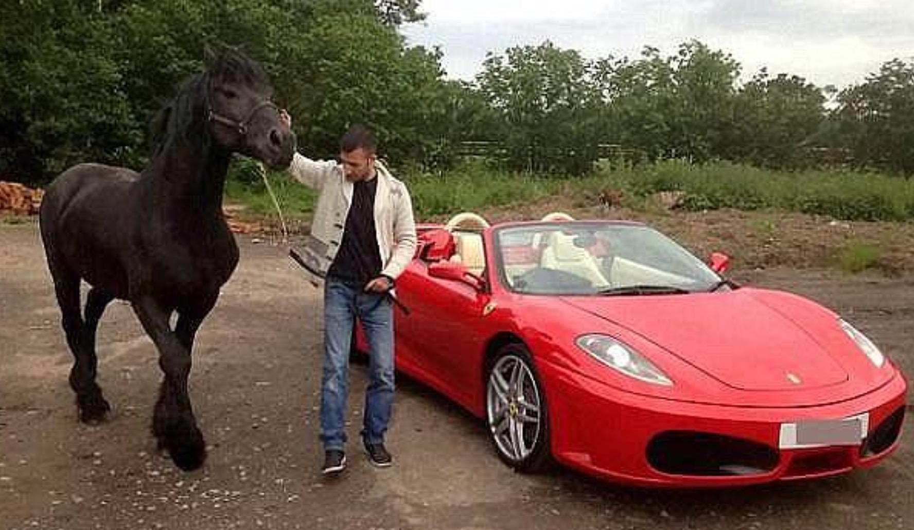 Londra, va in tribunale in Ferrari. Ma la polizia gliela sequestra e demolisce