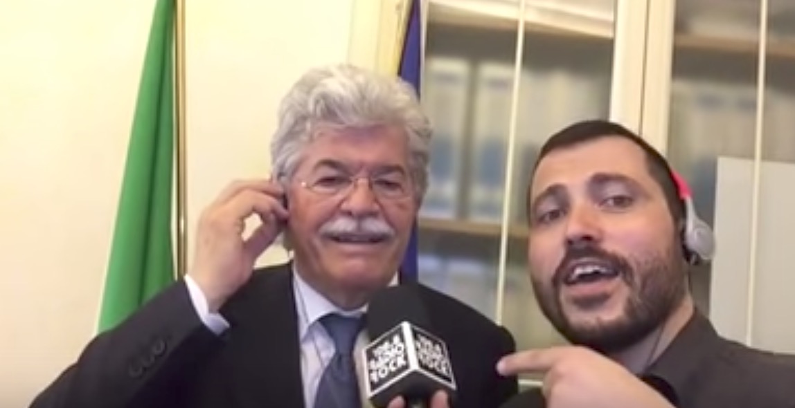 YOUTUBE Antonio Razzi canta "Gangnam Style" e la dedica alle due Coree