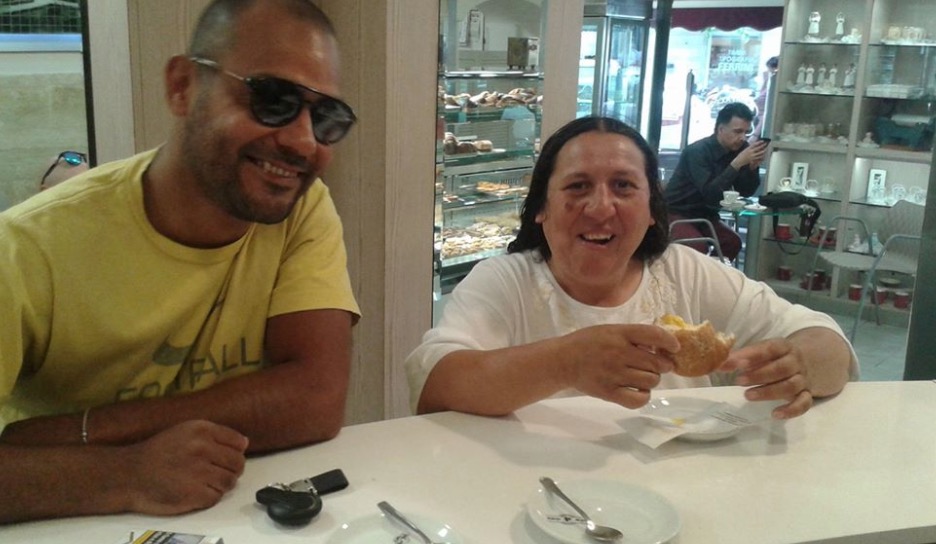 Follonica, dipendente Lidl licenziato a colazione con la rom chiusa nel gabbione degli scarti VIDEO